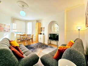 Spacious & Cosy 2 Bedroom Home plus 2 Sofa-beds with Private Entrance and Back Patio, 3 min walk to Earl's Court Station